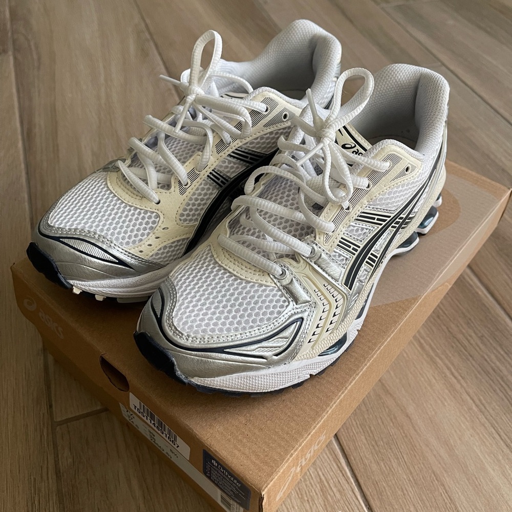 ASICS Gel Kayano 14 in White/Midnight Size 7 1/2 Women